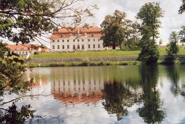 Schloss Meseberg mit Huwenowsee