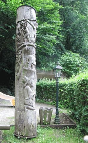 Holz-Stele an der Boltenmühle