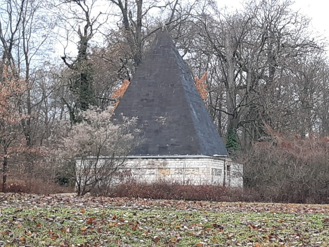 Pyramide im Neuen Garten