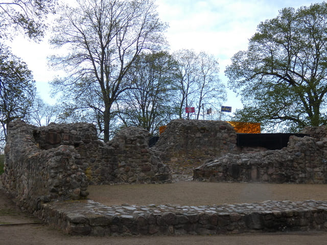 Burg Eisenhardt, Reste der romanischen Vorgängerburg