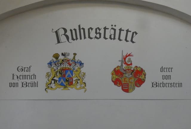 Stadtkirche St. Nikolai, Wappen derer von Brühl und von Bieberstein