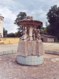 Brunnen vor dem Schloss