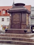 Markt mit Gefallenendenkmal