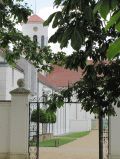 Blick vom Schlosspark zur Kirche
