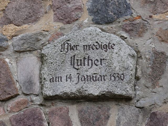 Kirche St. Marien, Gedenktafel am Portal