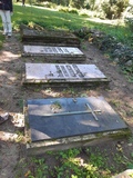 Grabplatten am Fuße der Wasserburg
